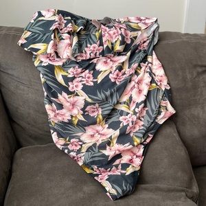 One piece swimsuit never warn has straps that go with it size 16w from target